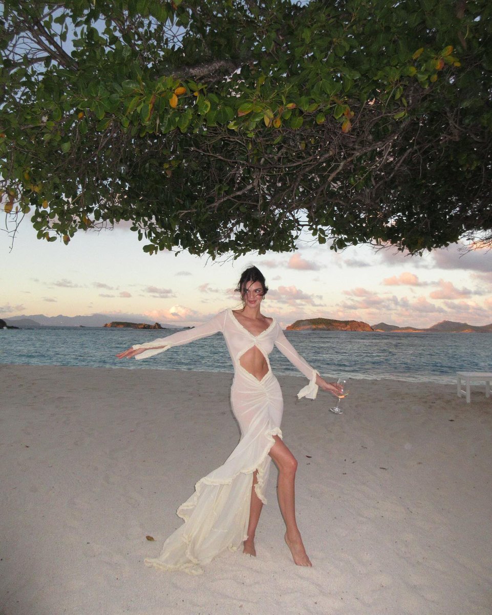 archivekend's tweet photo. manifesting kendall jenner’s lifestyle in 2025 https://t.co/jsmImCZVN9