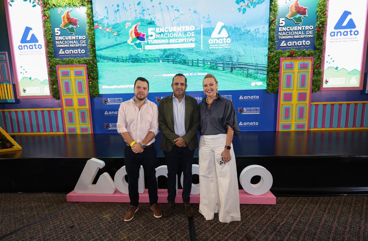 #ReceptivoANATO2024 | Hoy en el marco del evento, nuestra presidente ejecutiva de ANATO, <a href="/PaulaCortesC/">Paula Cortés Calle</a>, junto al gobernador de <a href="/QuindioGob/">Gobernación del Quindío</a>, <a href="/juanmigalvisB/">Juan Miguel Galvis</a> y <a href="/DiegoVasquezH/">Diego Vasquez</a>, presidente de la Junta Directiva de ANATO.
