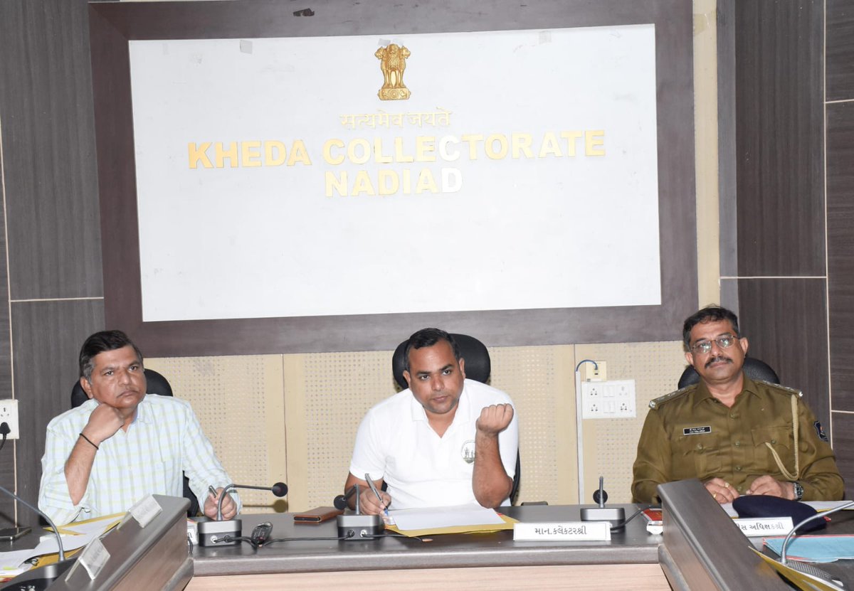 collectorkheda's tweet photo. કલેકટર કચેરી, નડીઆદ ખાતે જીલ્લા સ્વાગત કાર્યક્રમ યોજાયો. જેમાં અરજદારોના પ્રશ્નોની રજૂઆત સંદર્ભે સંબંધિત વિભાગના અધિકારીઓને નિયમ અનુસાર કાર્યવાહી કરવા સૂચના આપી અરજદારોના પ્રશ્નોનું નિવારણ કરવામાં આવ્યું. https://t.co/CtnNkUQseW