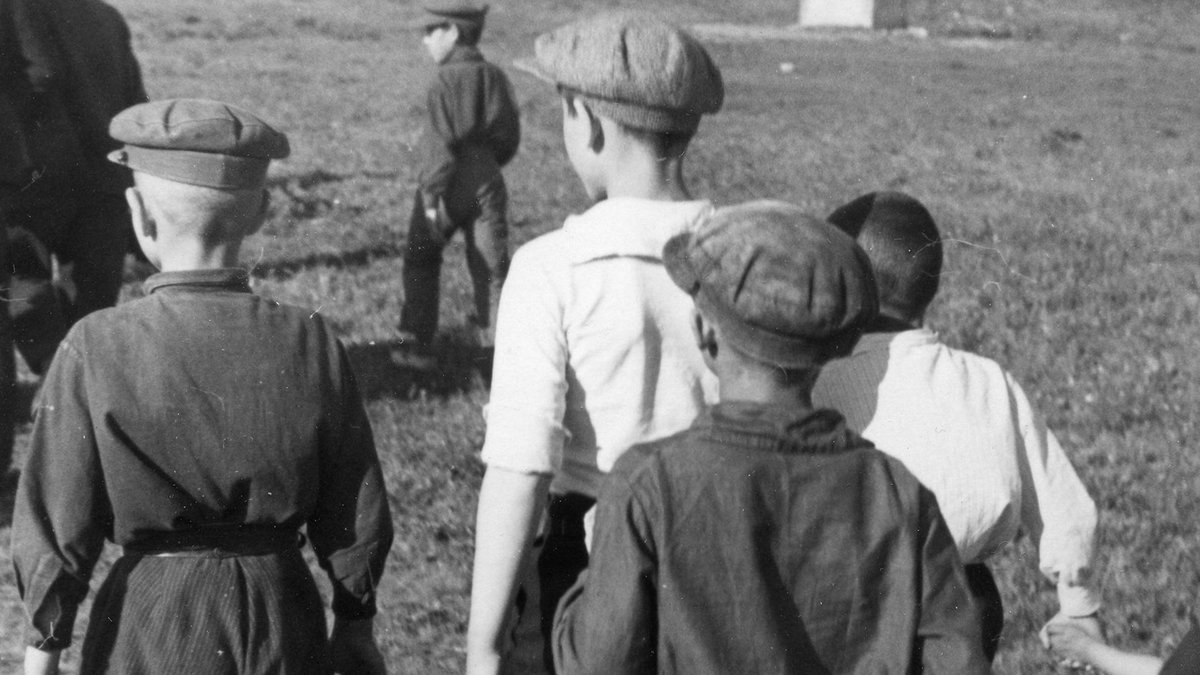 Vier Wissenschaftler:innen haben gemeinsam einen Roman über einen Jungen im Erziehungsheim geschrieben. Ein Gespräch mit UZH-Forscherin und Mitautorin Michèle Hofmann über Fiktion und Teamarbeit beim Schreiben.

news.uzh.ch/de/articles/ne…