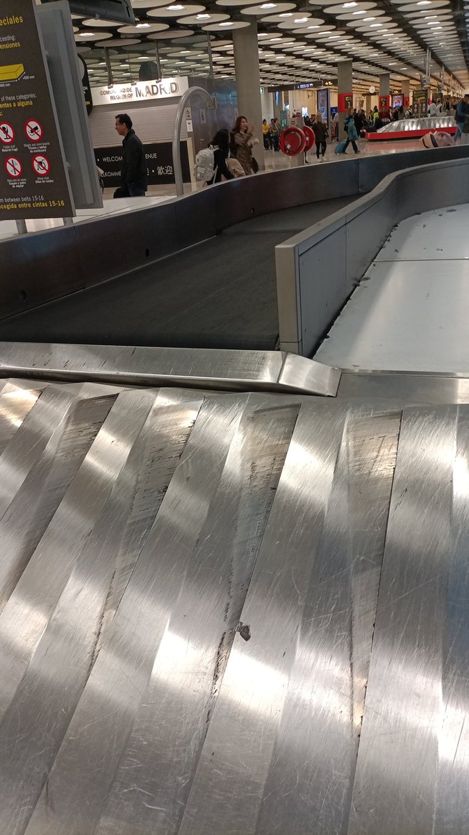 uswill's tweet image. Casi una hora y @Iberia no descarga las maletas. Muy malo servicio