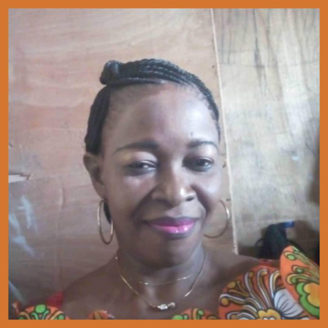 Célébrons Célestine Mandungu, présidente de la FCMMPI, qui œuvre depuis 2010 pour l'autonomisation des femmes de Ngaba ! Son projet de compostage transforme les déchets en opportunités, améliorant l'environnement et les récoltes. #AutonomisationDesFemmes #16jours #StopVBG