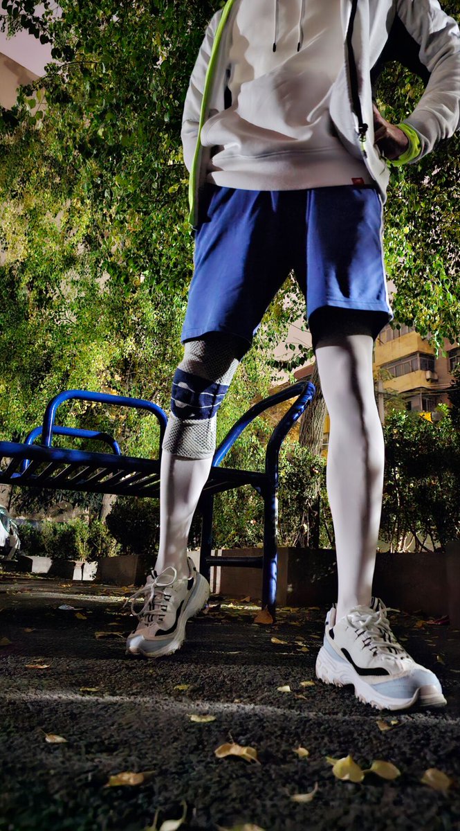 Raj:你这是要干嘛去？
Neo：很明显去锻炼呀！
Raj：看来你果然病得不轻！脑子有病！
Neo：生命不息，折腾不止。
Raj：随你吧，那天疼到不能走路你就消停了。唉～