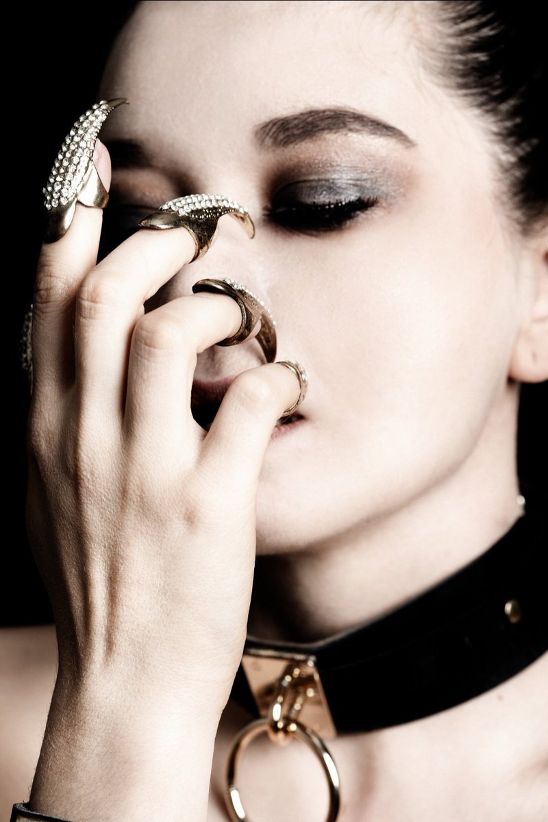 alexparisrio's tweet photo. Il paraît que les bijoux de doigts sont à la mode https://t.co/Rnyz7edA2N