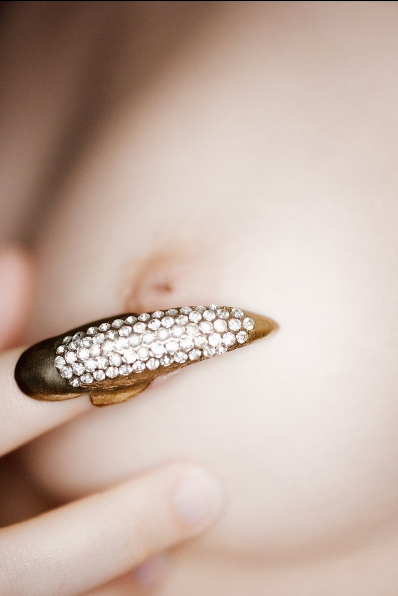 alexparisrio's tweet photo. Il paraît que les bijoux de doigts sont à la mode https://t.co/Rnyz7edA2N
