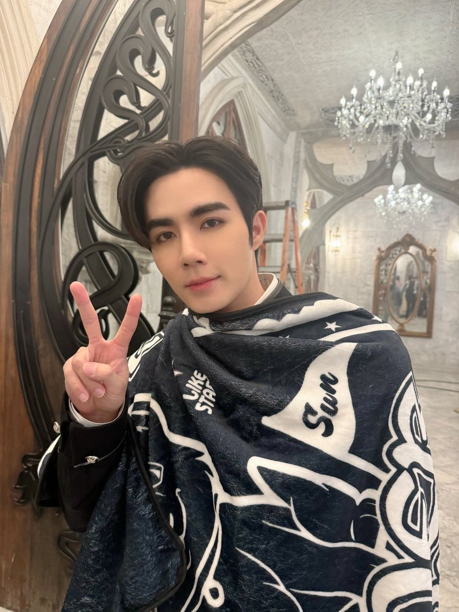 TheNextPrinceTH's tweet photo. ข้ามฟ้าเคียงเธอ The Next Prince Series 👑⚔️

สวัสดีคิวไนท์ 🌃 Q21 วันนี้พาองครักษ์พี่ชรัณมาเปิด��ิวทักทายชาวเอมมาลีค่ะ ✌️✨️

คืนนี้ถ่ายทำกันยาว ๆ ฝากทุกคนส่งกำลังใจให้กันเยอะ ๆ เลยนะคะ 🥺

The Next Prince Q21
#ข้ามฟ้าเคียงเธอQ21 https://t.co/puXrbTzDZ8