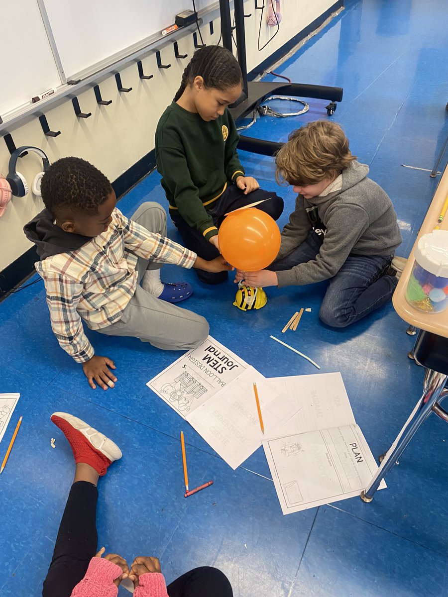evergreenrocks's tweet photo. Our amazing second grade students participated in a Stem design challenge which required them to build a floating balloon for the Macy’s thanksgiving day parade, and program the robot to move it! 

@Gateway_SD https://t.co/XLXnpG3gDh