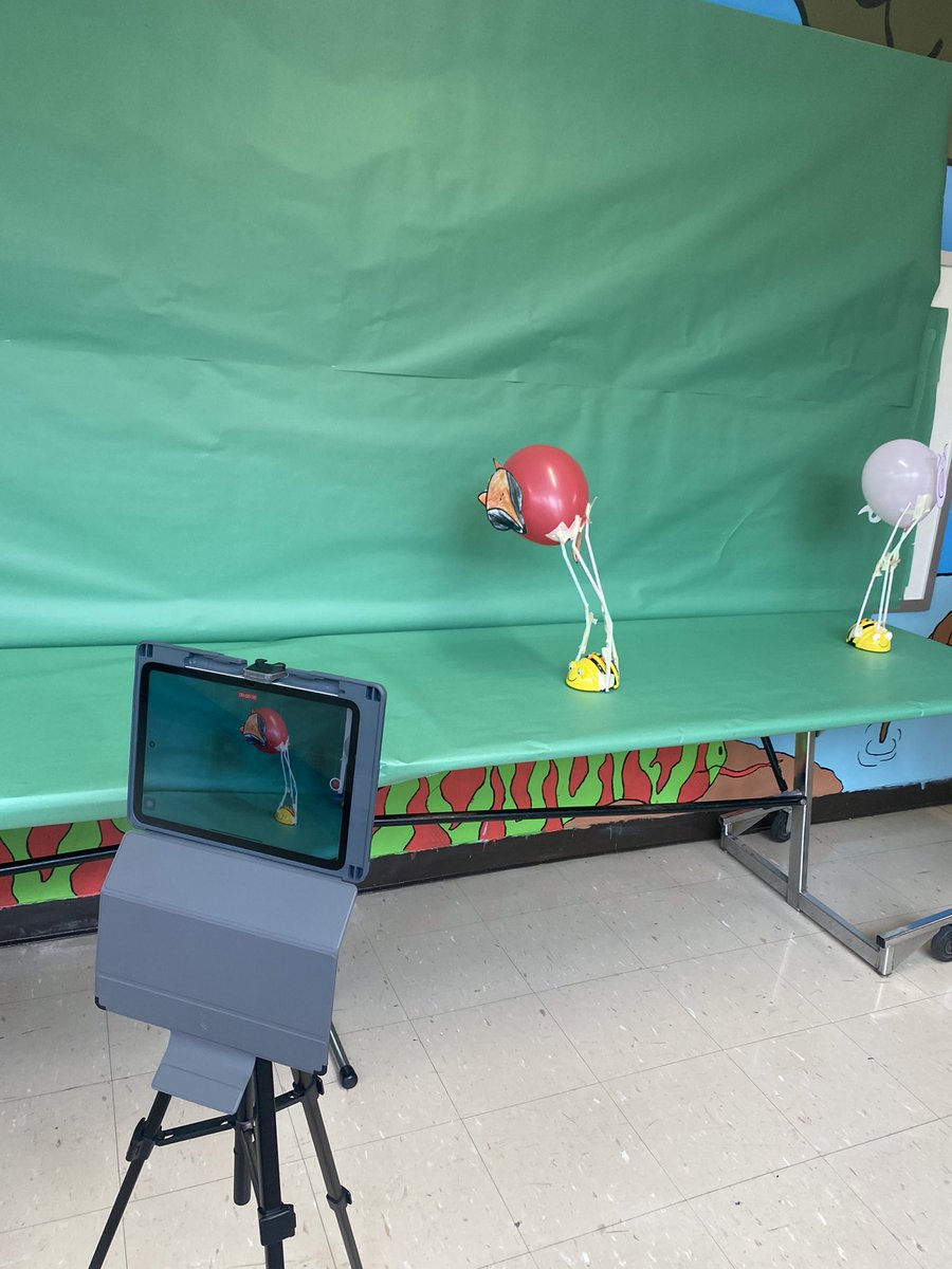 evergreenrocks's tweet photo. Our amazing second grade students participated in a Stem design challenge which required them to build a floating balloon for the Macy’s thanksgiving day parade, and program the robot to move it! 

@Gateway_SD https://t.co/XLXnpG3gDh