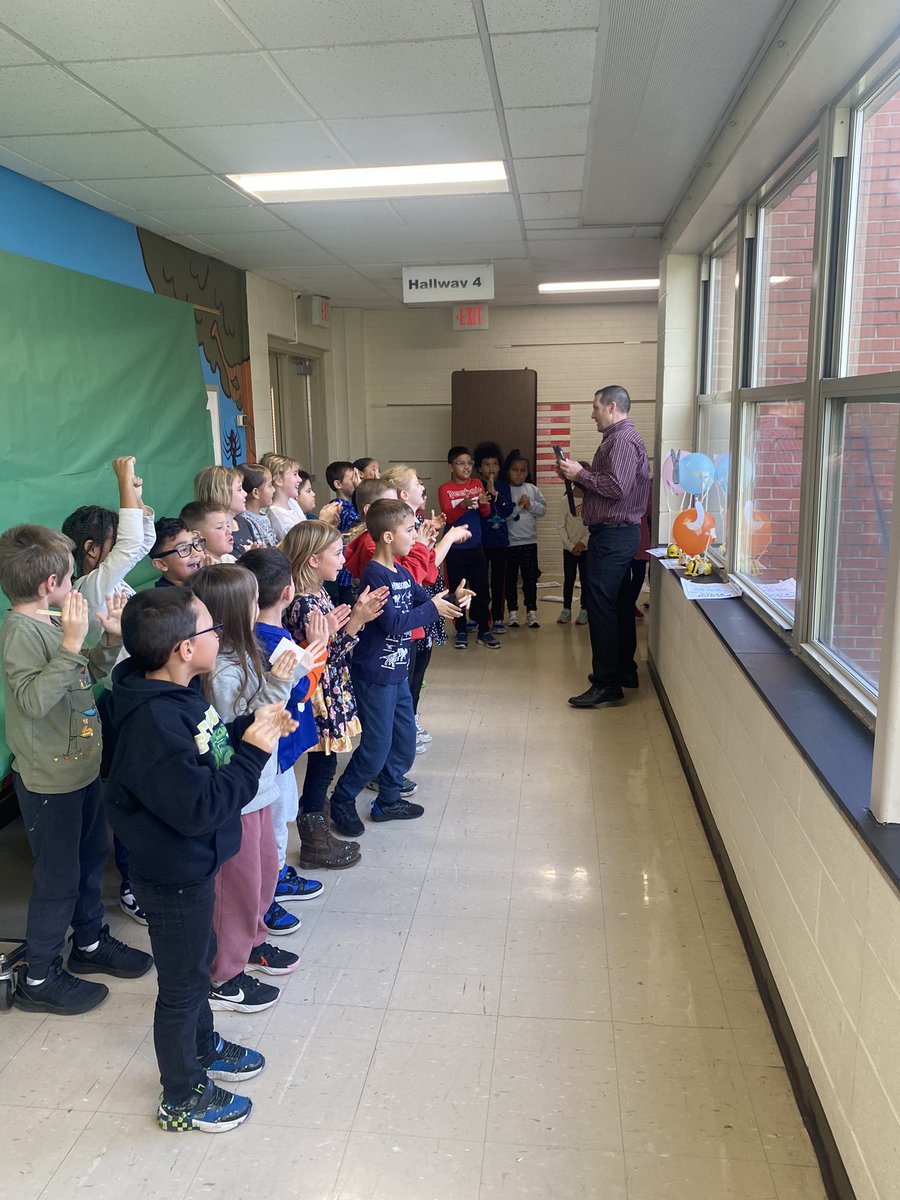 evergreenrocks's tweet photo. Our amazing second grade students participated in a Stem design challenge which required them to build a floating balloon for the Macy’s thanksgiving day parade, and program the robot to move it! 

@Gateway_SD https://t.co/XLXnpG3gDh