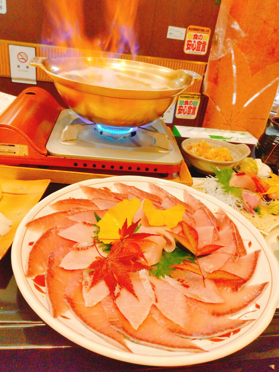 ken_seta's tweet image. 扇
ぶりしゃぶ
ヤバすぎました
最高の富山の思い出ができました！
女将さん最高！
旨かった🤤
#扇 #鰤 #ぶりしゃぶ #寒ブリ #富山県 #富山名物 #晩ごはん #dinner #フルコース
#寒ブリ #foodgasm #グルメ #グルメ好き #グルメ好きな人と繋がりたい #嫁にしたい男 #yummy #yummyfood #yummyyummy #food