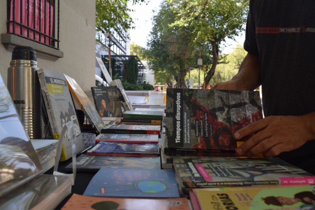 UNCUYO's tweet photo. El 30/11, a las 11, en la vereda de Casa #EDIUNC, el investigador y divulgador científico Fabricio Ballarini dialogará sobre ciencia, libros, divulgación y los desafíos actuales, con María Teresa Damiani, secretaria de @SIIP_UNCUYO.
📲https://t.co/2a78egZuO7 https://t.co/xKWV1NITih