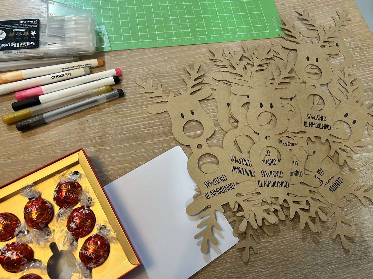 geogwatts's tweet photo. Chuffed with this evenings crafting… 10 more wake ups until the Christmas holidays ✨

(p.s so glad I shipped my cricut to Malaysia 😅) https://t.co/d6putU3uDb