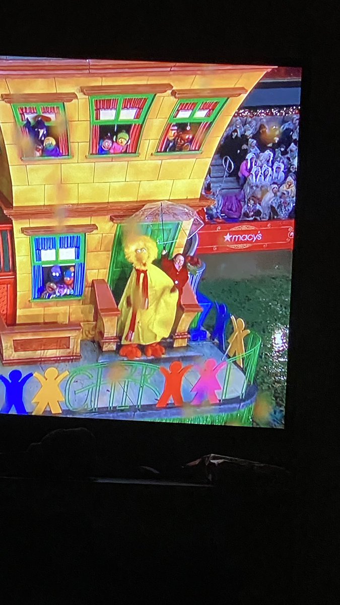 newangelia's tweet photo. how do i apply to hold an umbrella for big bird? 😭😭😭 #MacysParade #ThanksgivingDay #ThanksgivingDayParade https://t.co/f1A9CKQia0