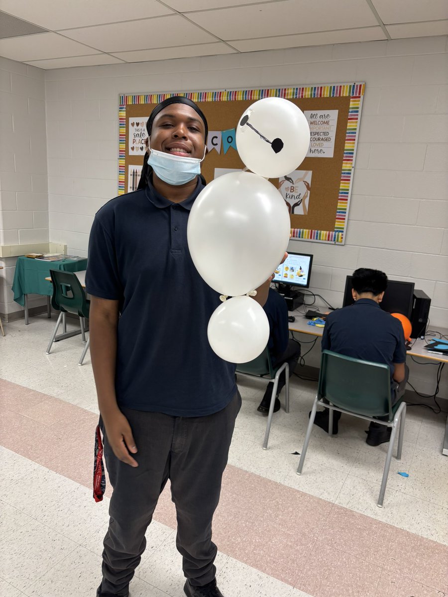 MissBaker2017's tweet photo. We brought The Macy’s Day Thanksgiving parade into our Marketing classroom! 🎈 @StAugSS https://t.co/GJNCaC7e8H