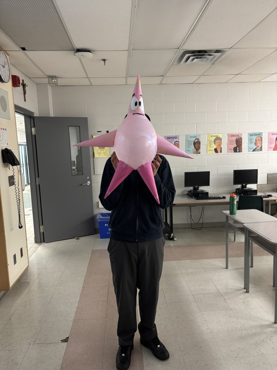 MissBaker2017's tweet photo. We brought The Macy’s Day Thanksgiving parade into our Marketing classroom! 🎈 @StAugSS https://t.co/GJNCaC7e8H