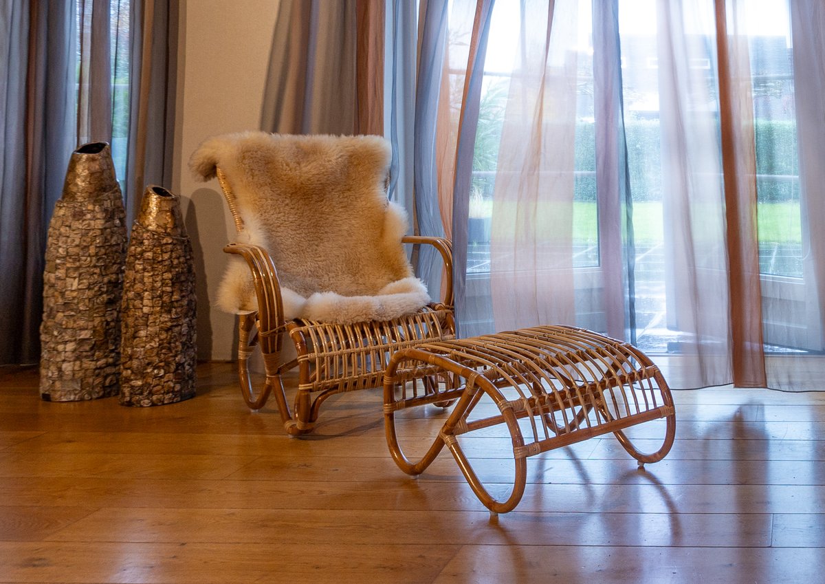 Prachtige sfeervolle rotan stoel Belse Classic met een voetenbank. De retro sferen van de jaren 60 komen weer terug. Ook meer van deze leuke rotan meubelen? Kijk eens op rietenrotanwinkel.nl