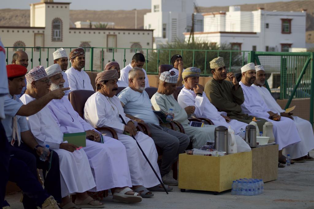 الافتتاح التجريبي لملعب فريق القادسيه بحضور عددا من منتسبي الفريق وجواله نادي عبري