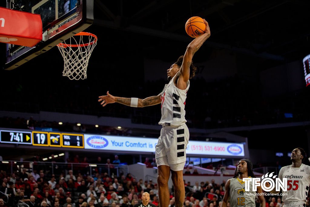 _JT_Smith's tweet photo. A few 🔥 📸 from the #Bearcats win last night https://t.co/TC3JZE9CDq