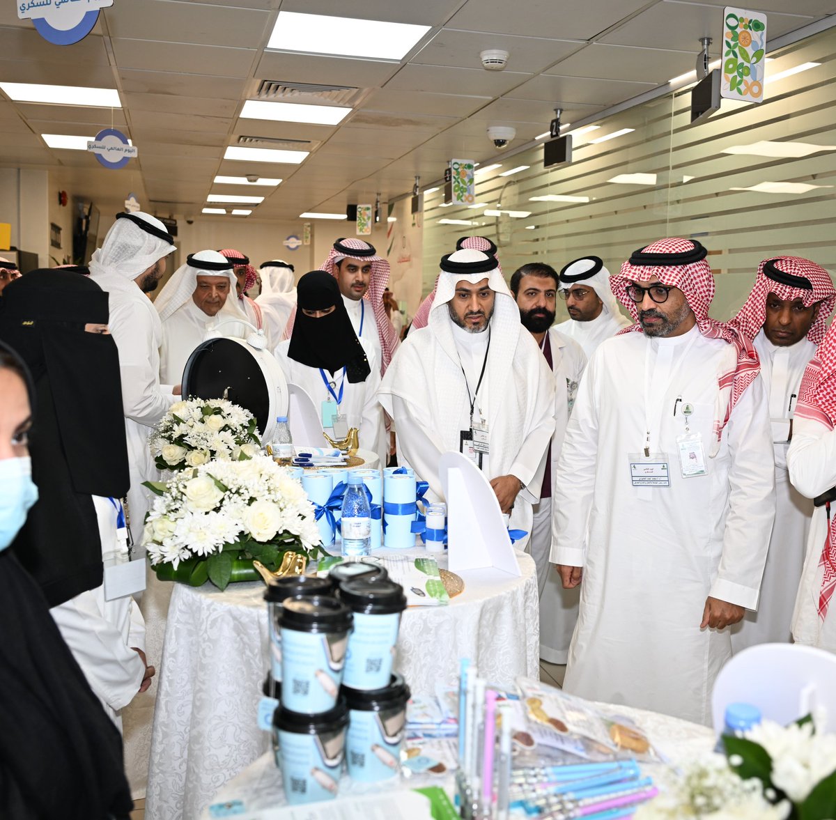KAU_Events's tweet photo. نظمت #جامعة_الملك_عبدالعزيز ممثلة بمركز الخدمات الطبية فعالية توعوية بمناسبة #اليوم_العالمي_للسكري، وذلك بهدف رفع الوعي بأهمية الكشف المبكر عن المرض وطرق الوقاية منه. وشهدت الفعالية مشاركة عدد من الخبراء والأخصائيين في مجال السكري، الذين قدموا معلومات قيمة حول أحدث التطورات حوله وطرق الوقاية منه.