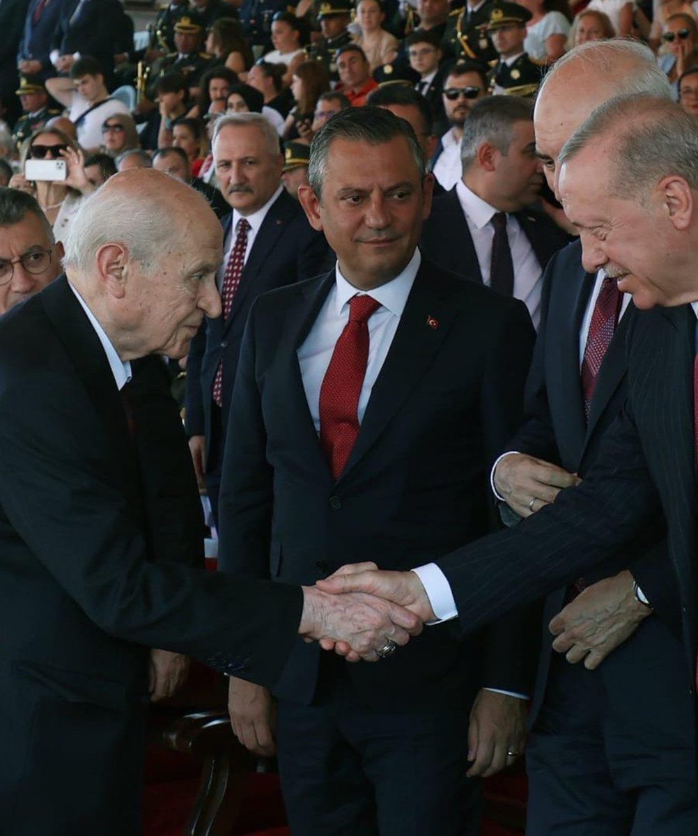 KaranliginKizi7's tweet image. #AKP ye 
YUMUŞAK OLMA !
MAŞA OLMA !
UŞAK OLMA !
KÖLE OLMA !
FİNO OLMA !
DESTEK OLMA !
#ADAM GİBİ #ADAM OL 
#ADAM GİBİ #ADAM OL Kİ !
#ADAM GİBİ #MUHALEFET YAP !
#CHP ye #SAHİP ÇIK !?
#TÜRK MİLLETİNE #SAHİP ÇIK !
#VATANA SAHİP #ÇIK Kİ !
ORTAKLARIN #CHP nin #PARASINA ÇÖKEMESİNLER !