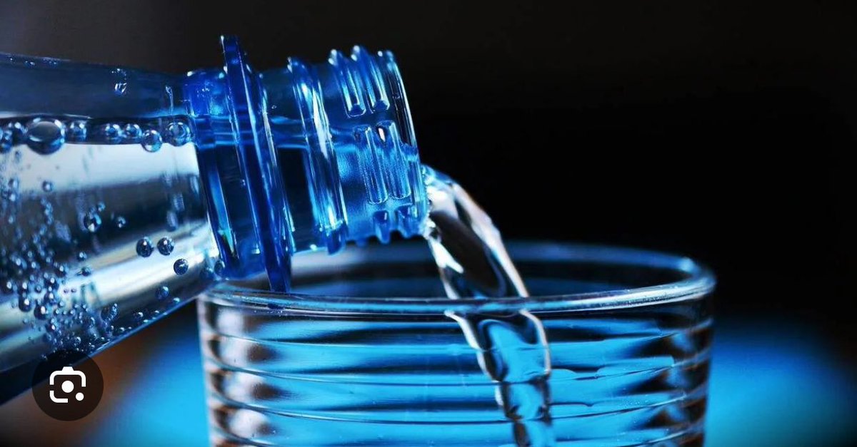 lexaMoon_crypto's tweet photo. 🚨🇫🇷📈 ALERTE DINGUERIE !

Le Sénat a décidé de s’attaquer à l’eau en bouteille plastique, ce fléau écologique et fiscal. Résultat ? 
La TVA bondit de 5,5 % à 20 % pour pousser les Français à adopter la noble carafe d’eau du robinet.  

👉 Avec cette hausse, l’État espère gratter entre 150 et 300 millions d’euros.
De quoi remplir les caisses… ou au moins une gourde en inox.