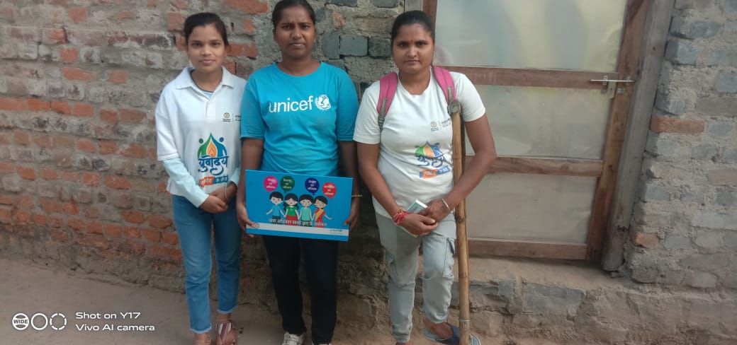 YuvodayJanjgir's tweet photo. "Yuvoday #Hasdeoheroe and volunteers in #Navwagarh block are spreading awareness about child safety, bringing positive change to the community 😊⭐ #Yuvoday #ChildSafety #CommunityChange #PositiveImpac @UNICEFIndia @agriconsamiti @UNICEFIndia https://t.co/JrPikJa0H0