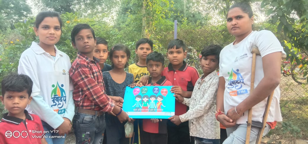 YuvodayJanjgir's tweet photo. "Yuvoday #Hasdeoheroe and volunteers in #Navwagarh block are spreading awareness about child safety, bringing positive change to the community 😊⭐ #Yuvoday #ChildSafety #CommunityChange #PositiveImpac @UNICEFIndia @agriconsamiti @UNICEFIndia https://t.co/JrPikJa0H0