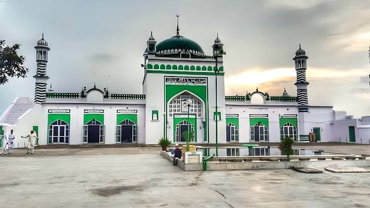 LiveLawIndia's tweet photo. #BREAKING Sambhal Mosque Committee approaches #SupremeCourt against survey order of trial court.

A bench led by CJI Sanjiv Khanna to hear the matter tomorrow. https://t.co/nVpl8KBguO