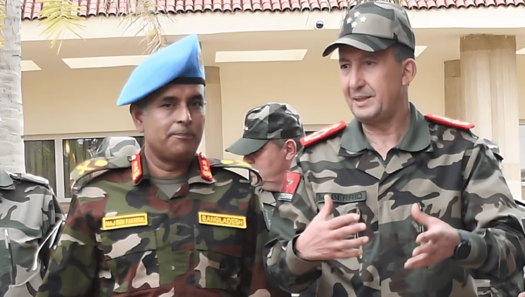 GeoCherifien's tweet photo. 🇲🇦🇺🇳Mardi dernier à #Agadir, le général Mohammed Berrid, inspecteur général des #FAR, a rencontré le général Fakhrul Ahsan, commandant de la #MINURSO, suite à l'attaque menée par le #Polisario #Algériens à #Mahbes.
Lors de cette attaque, quatre projectiles sont tombés près de tentes installées par des habitants commémorant le 69e anniversaire de la Marche verte. #Maroc I #MINURSO I #Polisario🇩🇿 I #MohammedBerrid