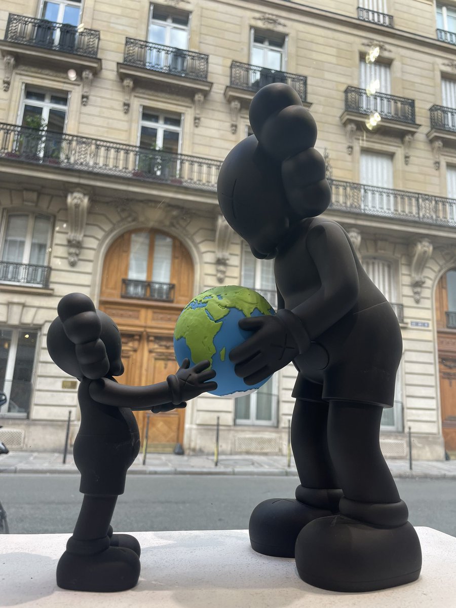 GalerieArtelie's tweet image. KAWS - The Promise/black 🌏⬛️ #kaws #kawscompanion #thepromise #galerieartelie #earth #child