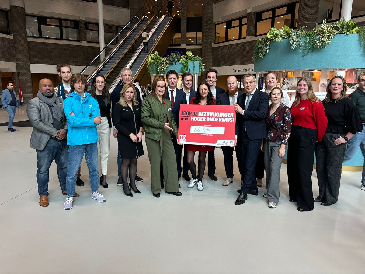 On Monday, thousands of students, staff, and PhD candidates protested against the government’s €1 billion cuts to higher education. On Tuesday, PNN’s Chair @BentheWanrooij presented the petition with AOb, FNV, CNV, WO in Actie, ISO, LSVb, FvOv, 0.7, and De Goede Zaak.