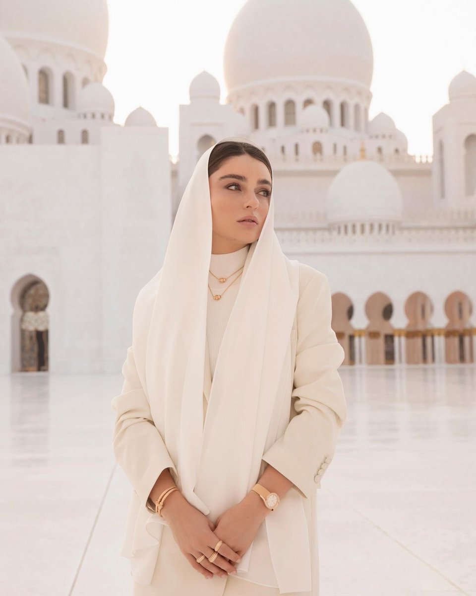 DizilandBaba's tweet photo. ايتشا توران من زيارتها مسجد الشيخ زايد في أبوظبي 🇦🇪🤍
#AyçaAyşinTuran https://t.co/gKBjU7LqAM