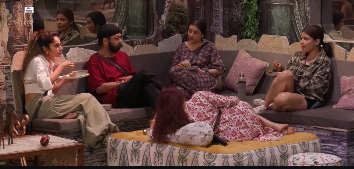 BornToConquerrr's tweet image. #BBLiveFeeds

#EdenRose is implying that #KaranveerMehra is playing with #ChumDarang &amp;amp; even Chum is also playing along with it

Bagga - Chum ke ankhon pe patti lagi hai

#ShrutikaArjun - It’s not easy to nominate your own self on 8th week for someone else

#BiggBoss18 #BB18