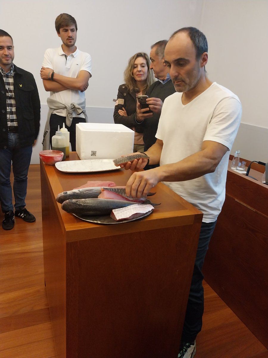 manusotolopez's tweet photo. Atzo akuakultura jardunaldia ospatu genuen. 11 urte @pie_upvehu eta @COBEuskadi ren elkarkanean eta akuakultura lantzen. Eskerrik asko txef Mikel Poblacion, @SlowFood , @EHUzientzia , @bromalgae. @Gob_eus @upvehu https://t.co/BPCipHgJPQ