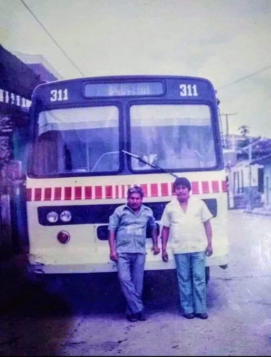 Veracruzlnforma's tweet image. Los famosos autobuses #Delfines de #ATPC
Camiones de transporte clásicos de #PozaRica en los años 80 y 90. #Veracruz