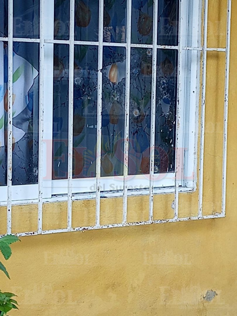 DiarioPresente's tweet image. 📷#Sucesos| ¡BALEAN CASA Y CARRO!
Hombres armados que se desplazaban en camionetas negras, abrieron fuego la noche de ayer contra el domicilio de conocido asaltante alias "Mandi"; ubicado en el poblado #Tucta, en #Nacajuca. Un vehículo color blanco fue alcanzado por las balas 1/2