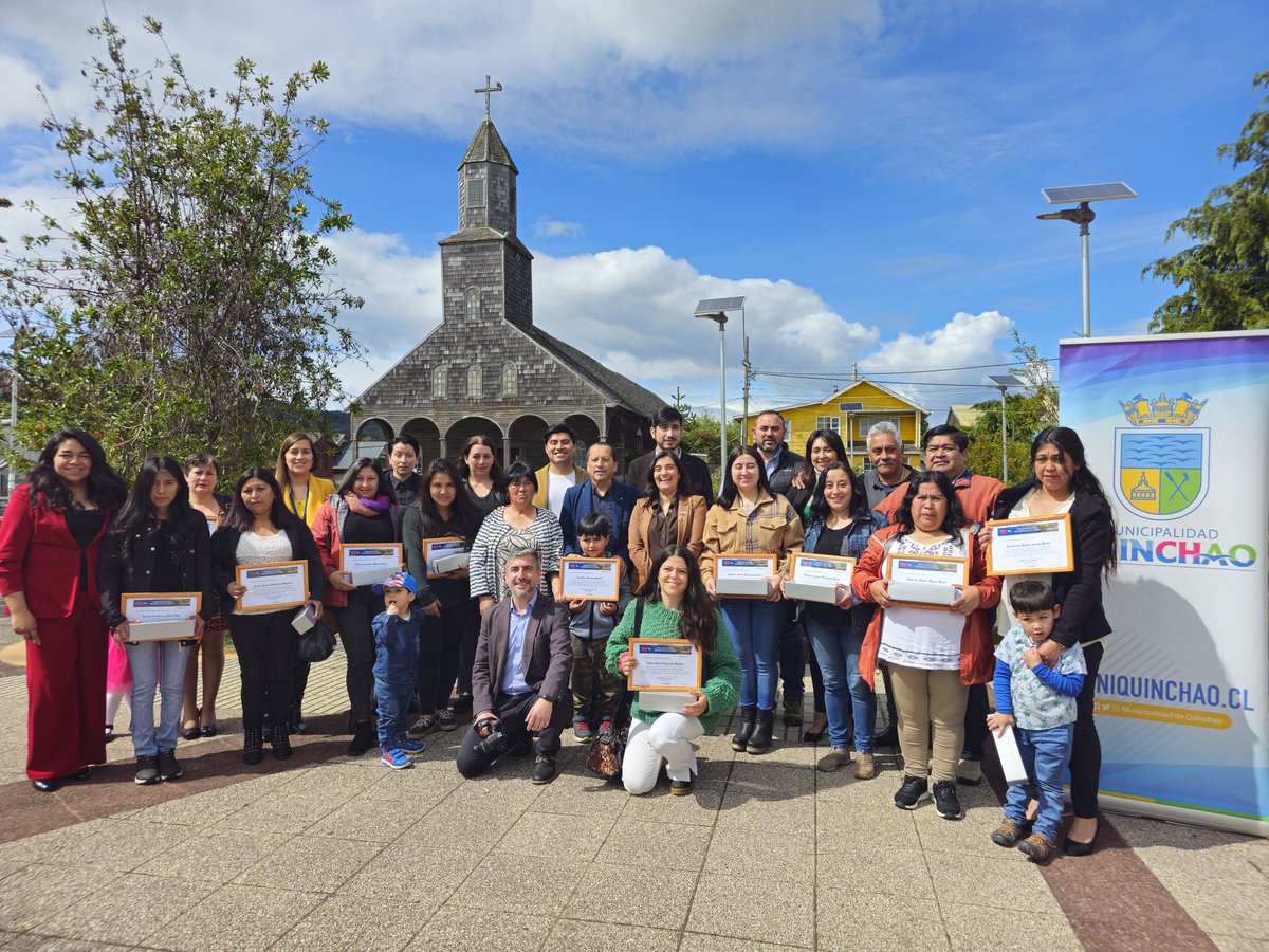 MintrabLosLagos's tweet photo. 📍🇨🇱 Seremi del Trabajo, Ricardo Ebner, junto al alcalde de @MuniQuinchao, René Garcés 🏞️, y Claudia Guineo, Jefa Provincial de #Chiloé de CONAF, participaron en la ceremonia de certificación del programa PROFOCAP 2024 🎓✨, donde 14 mujeres recibieron sus certificaciones 🏅. https://t.co/GTaNXgcxe2
