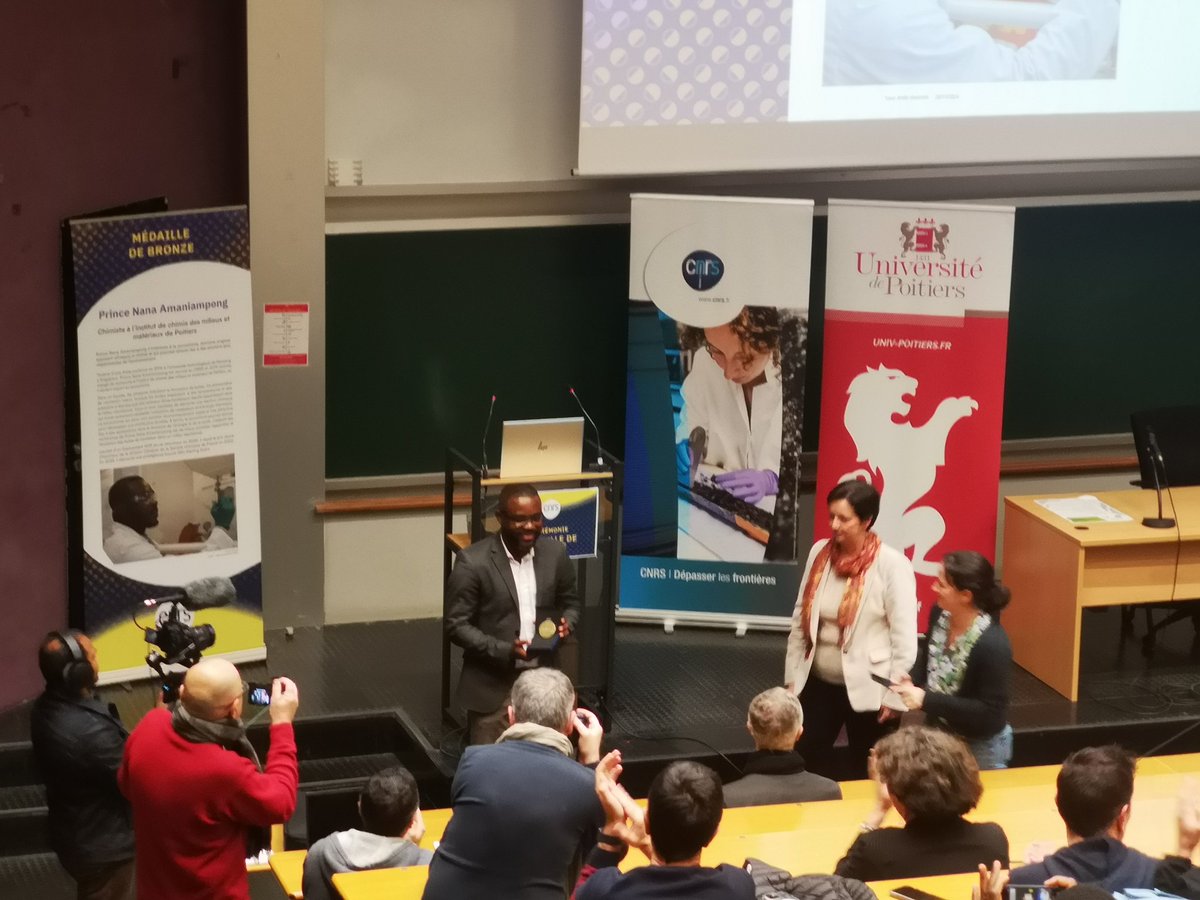 SPVR - Poitiers (@spvr_poitiers) on Twitter photo Nous sommes à <a href="/ENSIPoitiers/">ENSI Poitiers</a> pour assister à la remise de la médaille de bronze <a href="/CNRS/">CNRS 🌍</a> à <a href="/PrinceaNana/">Dr. Prince Nana Amaniampong</a> chercheur en #sonochimie au laboratoire @IC2MP et lauréat <a href="/ERC_Research/">European Research Council (ERC)</a>
👏🏅🔬
<a href="/DR08_CNRS/">CNRS Centre Limousin Poitou Charente</a> <a href="/UnivPoitiers/">Université de Poitiers</a> <a href="/CNRSchimie/">CNRS Chimie</a> Nous sommes à <a href="/ENSIPoitiers/">ENSI Poitiers</a> pour assister à la remise de la médaille de bronze <a href="/CNRS/">CNRS 🌍</a> à <a href="/PrinceaNana/">Dr. Prince Nana Amaniampong</a> chercheur en #sonochimie au laboratoire @IC2MP et lauréat <a href="/ERC_Research/">European Research Council (ERC)</a>
👏🏅🔬
<a href="/DR08_CNRS/">CNRS Centre Limousin Poitou Charente</a> <a href="/UnivPoitiers/">Université de Poitiers</a> <a href="/CNRSchimie/">CNRS Chimie</a>