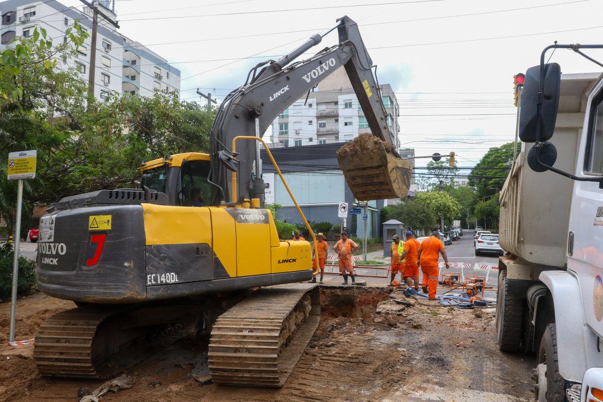 dmaepoa's tweet photo. 👉 Em andamento o conserto da adutora de 600mm que apresentou ponto de rompimento na avenida Cel. Lucas de Oliveira.

⚠️ O serviço, que será concluído ao longo do dia, prejudica o abastecimento nos bairros Petrópolis, Rio Branco e Santa Cecília. https://t.co/5k5LBd5tXz