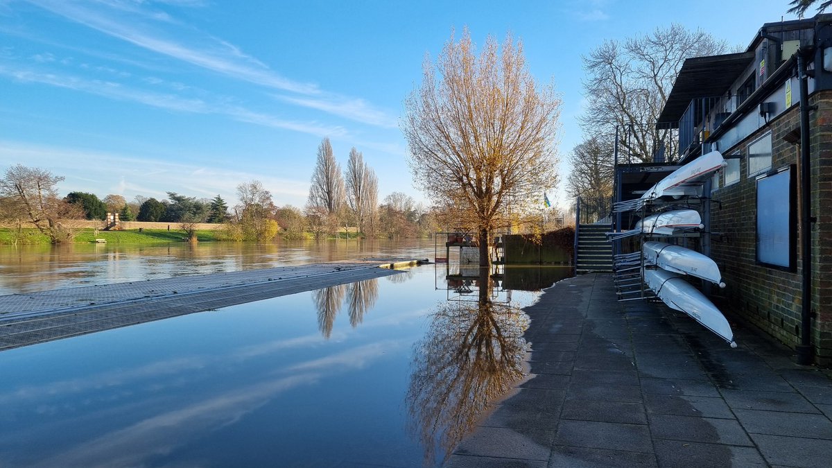Thames flowing at 325m³/s at Thames Ditton. Up high, but not yet in the KGS boathouse. Floating pontoons doing their job but I don't think we'll be boating any time soon #rowing