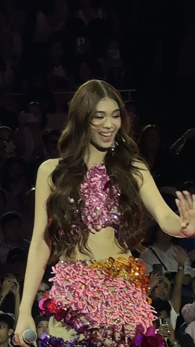 gweninblue's tweet photo. mas maliwanag pa si stacey kaysa sa bloombilya ko https://t.co/75EJKFr15X