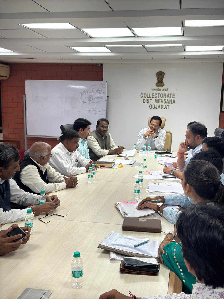 CollectorMeh's tweet image. ખાસ સંક્ષિપ્ત સુધારણા કાર્યક્રમ-2025 અંતર્ગત માન. રોલ ઓબ્ઝર્વરશ્રી રાજેન્દ્રકુમાર, IAS (સચિવશ્રી, પર્યટન વિભાગ ગજરાત સરકાર) દ્વારા માન્ય રાજકીય પક્ષોના પ્રતિનિધિઓ તથા મહેસાણા જિલ્લાના તમામ ERO  સાથે બેઠક યોજી.
@CEOGujarat @ECISVEEP @secgujtourism