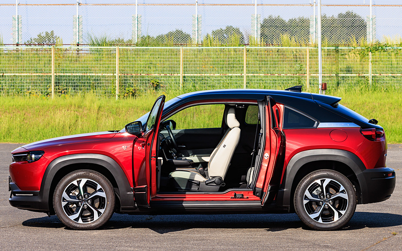 car_watch's tweet image. 「MX-30 Rotary-EV」でロングドライブ ロータリーエンジンなどマツダらしいチャレンジの塊だった car.watch.impress.co.jp/docs/news/impr… #MAZDA #マツダ #MX30