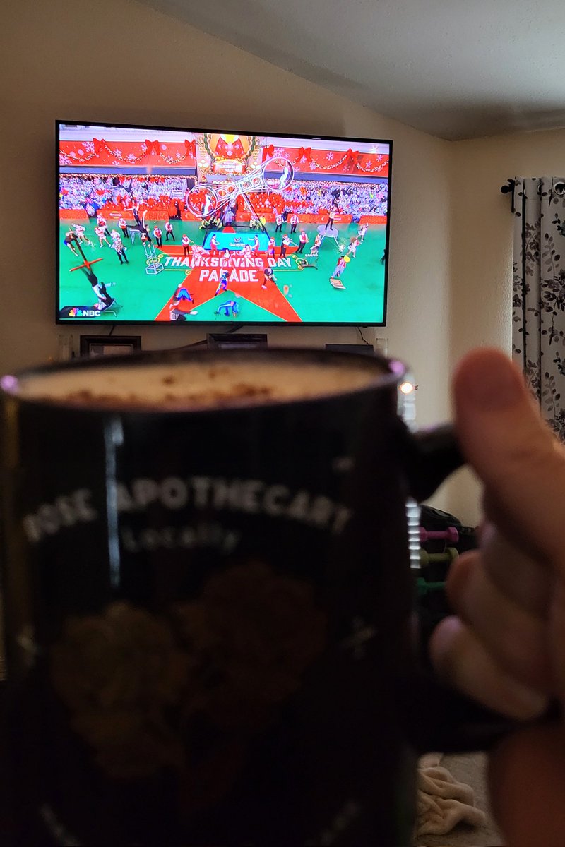 Jexas's tweet photo. My Thanksgiving morning tradition: The Macy's Thanksgiving Day Parade &amp; a hot cup of chai. https://t.co/jES2P56Iyf