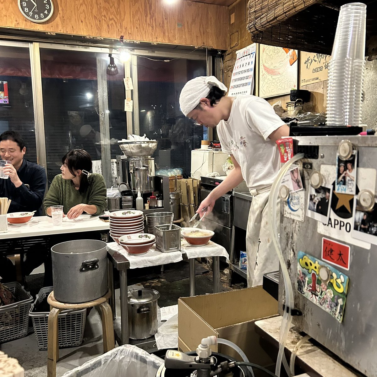 okiteporsche's tweet photo. いつもの高円寺ラーメン健太夜健太、見覚えのある顔の人がいて知り合いだっけと必死に考えたらU-FILE CAMPの長南亮さんだった。そりゃ知ってるわけだ。 https://t.co/BFYzU2qzTl