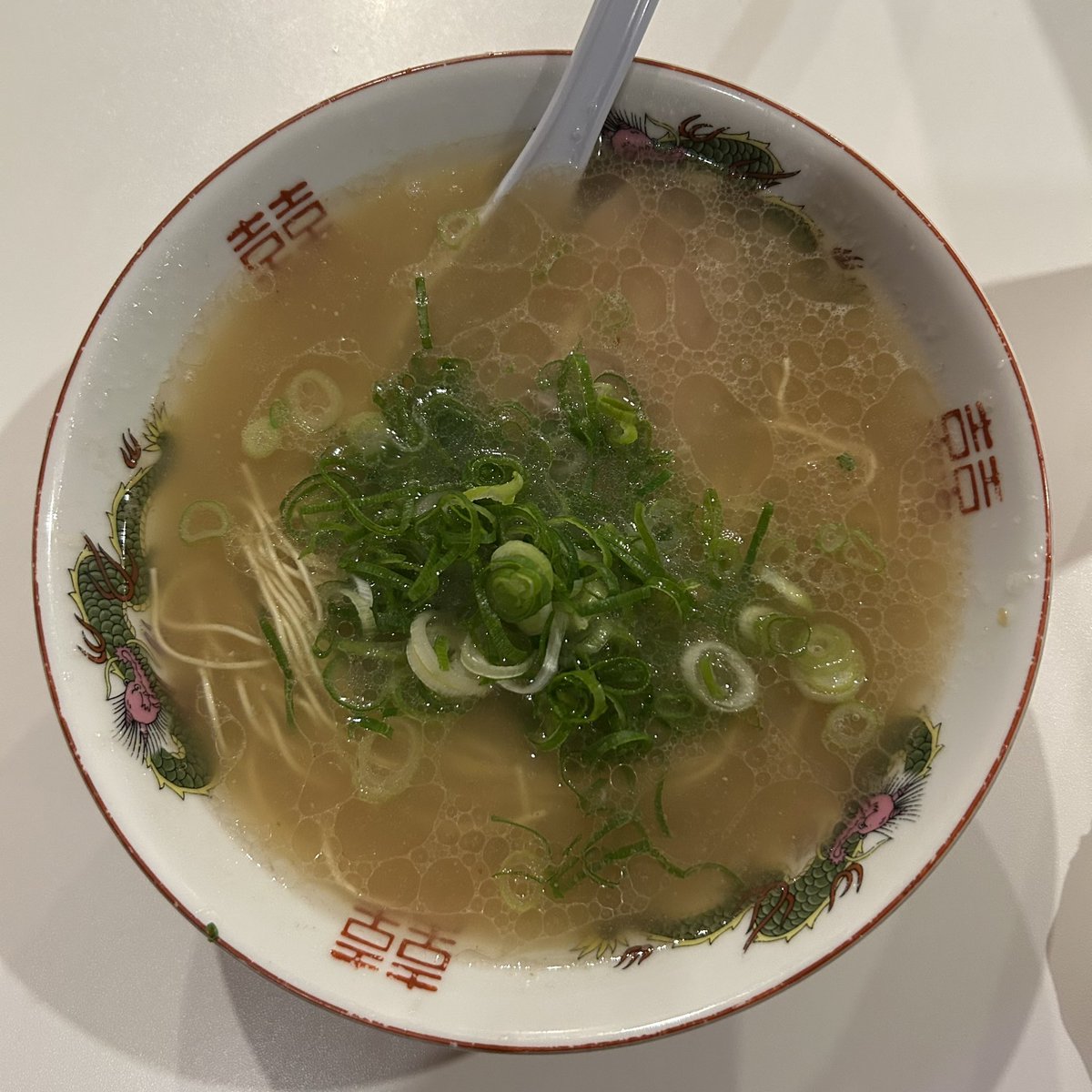 okiteporsche's tweet photo. いつもの高円寺ラーメン健太夜健太、見覚えのある顔の人がいて知り合いだっけと必死に考えたらU-FILE CAMPの長南亮さんだった。そりゃ知ってるわけだ。 https://t.co/BFYzU2qzTl