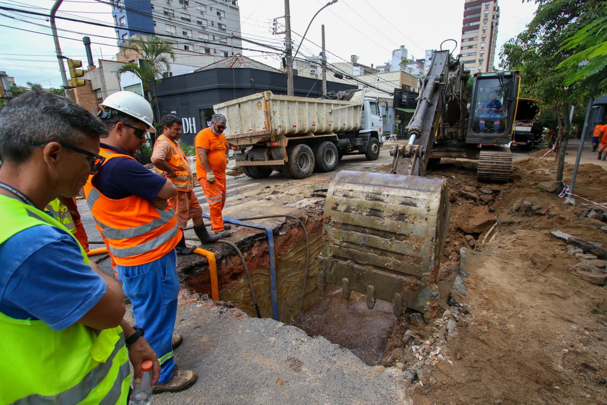 dmaepoa's tweet photo. 👉 Em andamento o conserto da adutora de 600mm que apresentou ponto de rompimento na avenida Cel. Lucas de Oliveira.

⚠️ O serviço, que será concluído ao longo do dia, prejudica o abastecimento nos bairros Petrópolis, Rio Branco e Santa Cecília. https://t.co/5k5LBd5tXz
