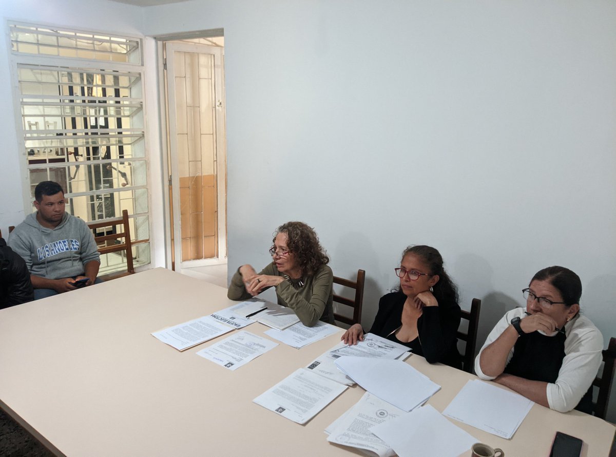 fronteraenlaweb's tweet photo. #28Nov | #Mérida | Diversos movimientos de la ULA acuden a la sede de la Comisión Electoral Central de dicha casa de estudios, para hacer entrega formal de la Solicitud de Elecciones Estudiantiles ante su presidenta la Prof. Ceres Boada | #EleccionesULA | #Venezuela
📸: Cortesía https://t.co/PhlU5TMXgG