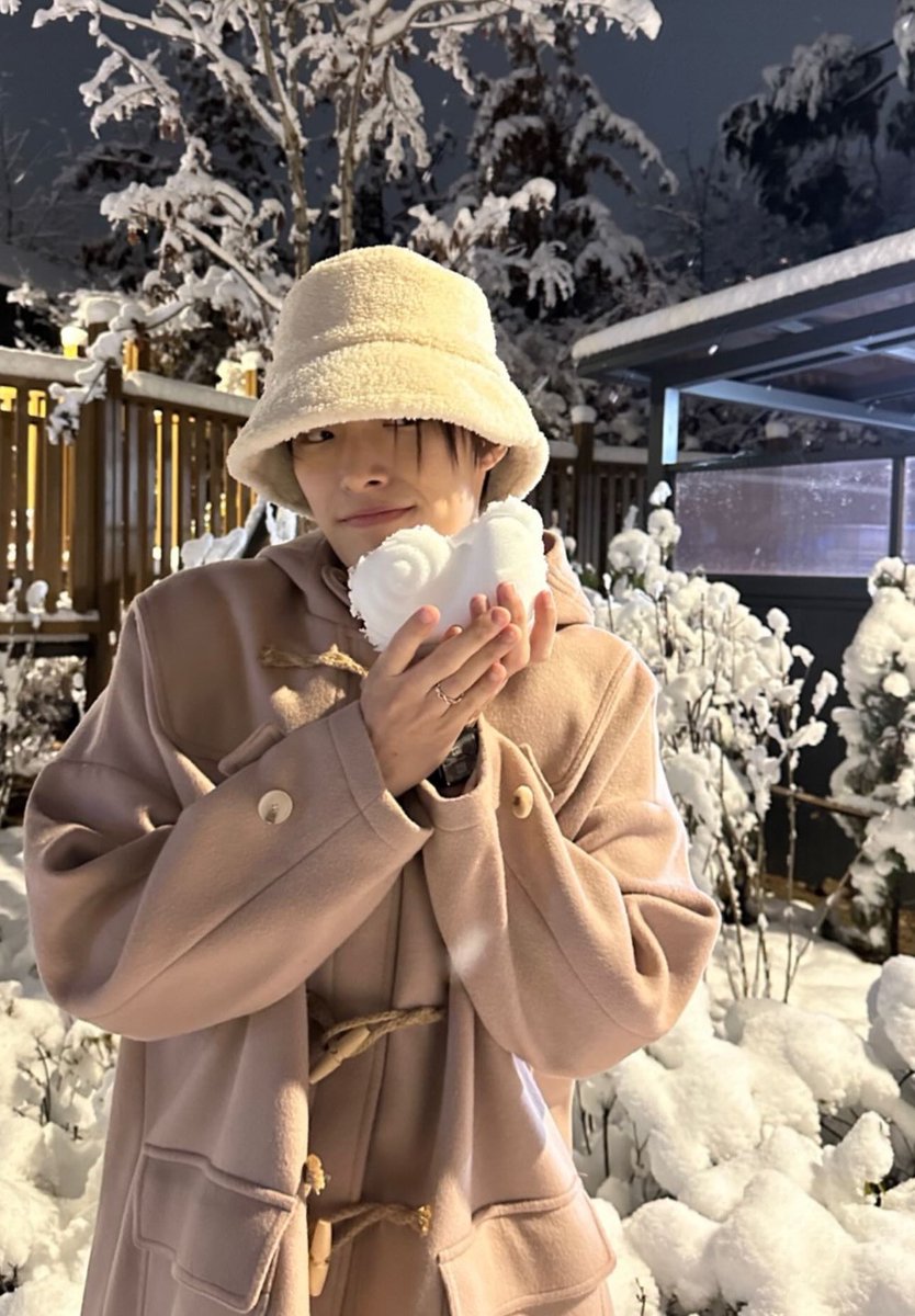 MINGKIS ALL AROUND THE WORLD JUST FELL TO THEIR KNEES AND SOBBED