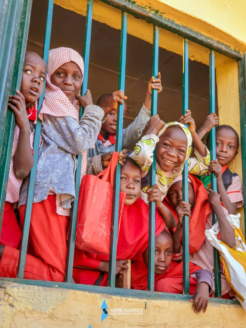 Chillinmastaa's tweet photo. we provided educational materials, sport equipment and learning tools to 729 pupils during our visit to Kuyanbana Primary School in Minna.

📍Kuyanbana Primary School | ✅
#ProjectBackToSchool 📚🎒🏀
#AANY #PBTS https://t.co/QOvZrW9l4k